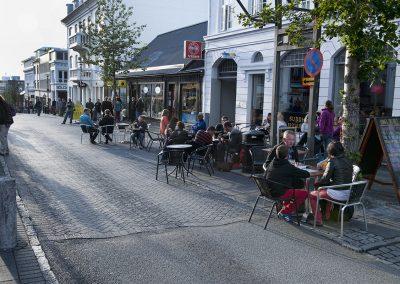 Stemning på strøget i charmerende Reykjavik på kør-selv ferie bilferie og grupperejser i Island med ISLANDSREJSER