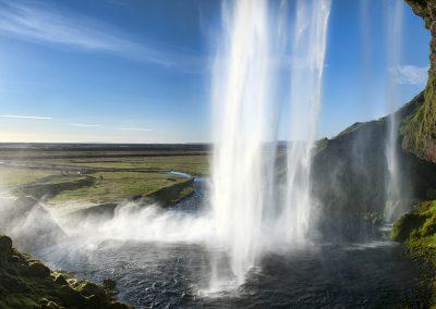 Seljalandsfoss set fra bagsiden af vandfaldet på kør-selv ferie bilferie og grupperejser i Island med ISLANDSREJSER