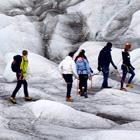 Vi kan anbefale at komme på en guidet gletsjervandring og komme tæt på naturens kræfter.