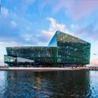 Vi anbefalet et besøg til det store og flotte kulturhus, Harpa, helt tæt på centrum i Reykjavik.