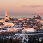 Udsigt over sneklædte Reykjavik fra Perlan.