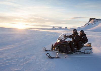 Snescooter eller snowmobile i Island på gletsjeren