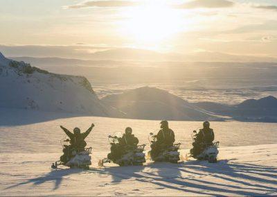 Snescooter på en gletsjer i Island.