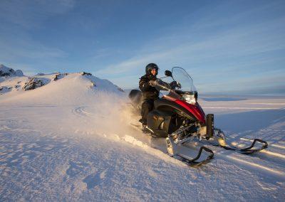 Snescooter på gletsjeren i Island