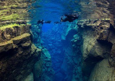 Snorkle ved Thingvellir Silfra i Island.