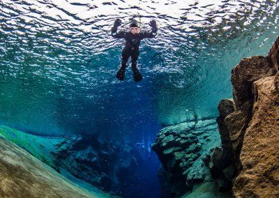 Snorkling Thingvellir Island mellem kontinentalpladerne.