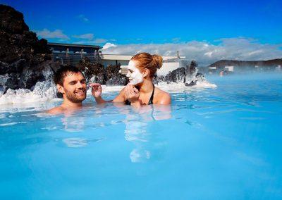 I Blue Lagoon er det populært at smøre kisel i ansigtet på kør-selv ferie bilferie og grupperejser i Island med ISLANDSREJSER