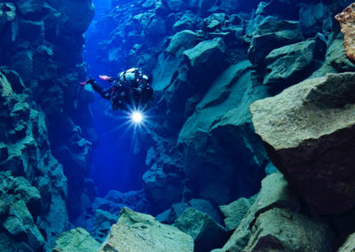 Dykke ved Sifra-kløften ved Thingvellir i Island