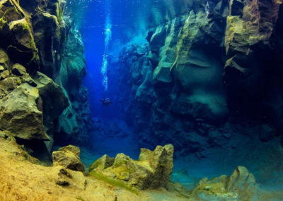 Dykke ved Sifra-kløften ved Thingvellir i Island