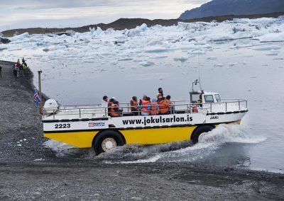 På gletsjerlagunen Jökulsárlón kan man komme ud at sejle i en amfibiebåd