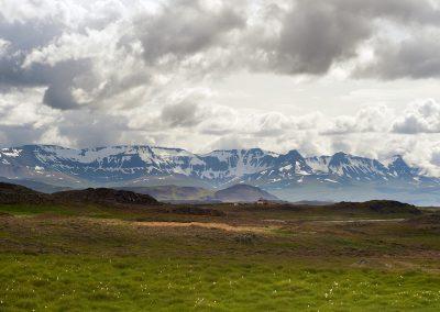Bjerglandskab ved Borgarnes på kør-selv ferie bilferie og grupperejser i Island med ISLANDSREJSER