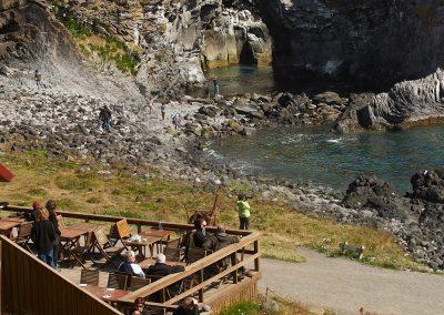 Hyggelig café ved Hellnar på sydsiden af Snæfellsnes på kør-selv ferie bilferie og grupperejser i Island med ISLANDSREJSER