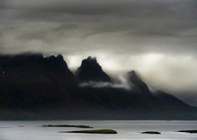 Dramatisk lys over de høje bjerge i Øst-Island