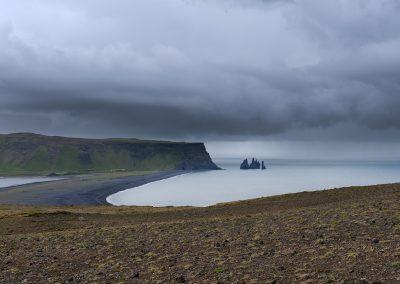 Udsigt fra Dyrholaey mod Reynisfjara og Reynisdrangar klipperne ude i vandet