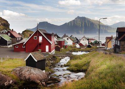 En idyllisk bygd eller landsby på Færøerne - Rejser til Færøerne med Færøernerejser