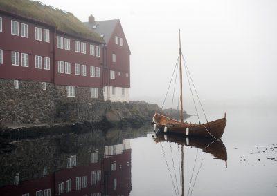 Et flot vikingeskib i havnen ved Torshavn, hovedstaden på Færøerne.