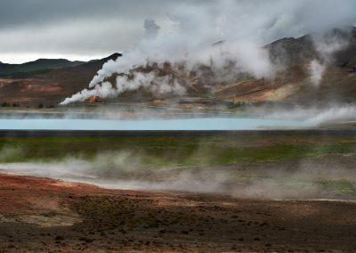 Smukt syn af en sø med blåhvidt vand og masser af geotermisk aktivitet - tæt ved Mývatn :: foto: Lars Viberg - ISLANDSREJSER