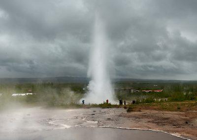 Gejseren Strokkur ved Geysir geotermiske område på kør-selv ferie bilferie og grupperejser i Island med ISLANDSREJSER