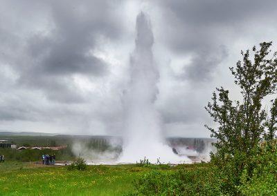 Strokkur - den meget aktive gejser ved Geysir på kør-selv ferie bilferie og grupperejser i Island med ISLANDSREJSER