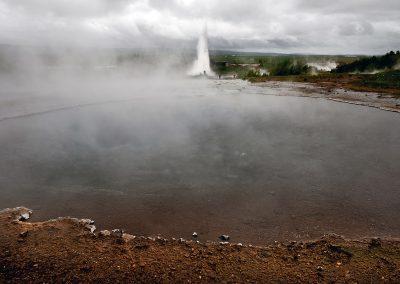 Strokkur i baggrunden ved Geysir på kør-selv ferie bilferie og grupperejser i Island med ISLANDSREJSER