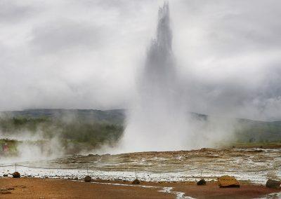 Den meget aktive gejser, Strokkur ved Geysir på kør-selv ferie bilferie og grupperejser i Island med ISLANDSREJSER