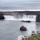 På jeres vej kommer I forbi det billedskønne vandfald, Godafoss.