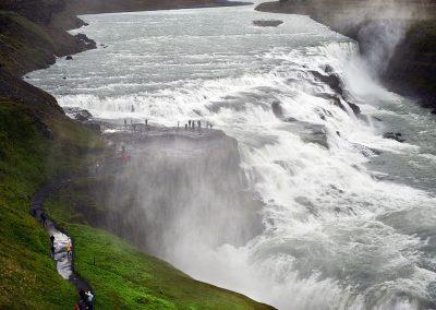 Gullfoss vandfaldet hvor man kan stå ude ved klippen midt i vandfaldet på kør-selv ferie bilferie og grupperejser i Island med ISLANDSREJSER