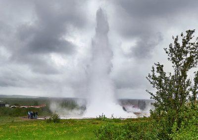 Gejseren Strokkur ved Geysir geotermiske område - Den Gyldne Cirkel i Island