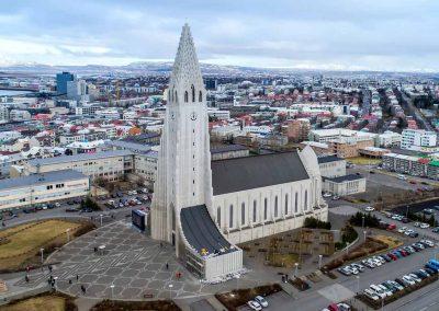 Hallgrimskirken - en ikonisk bygning der kan ses over store dele af Reykjavik.