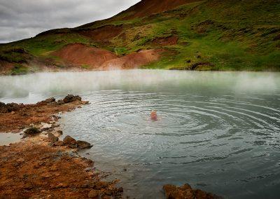 Unik oplevelse med badetur i geotermisk sø med lokal guide i Hengill området på kør-selv ferie bilferie og grupperejser i Island med ISLANDSREJSER