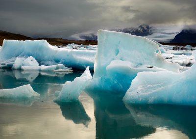Fascinerende blåhvide isbjerge i Jökulsárlón gletsjerlagune :: foto: Lars Viberg - ISLANDSREJSER