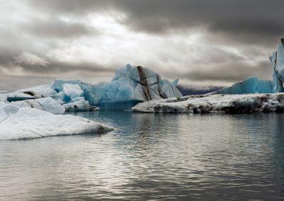 Spændende farver i isbjergene der flyder rundt i Jökulsárlón gletsjerlagune :: foto: Lars Viberg - ISLANDSREJSER