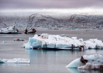 Flot syn ved Jökulsárlón med Vatnajökull i baggrunden