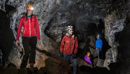 Vulkanerne i Island har skabt en storslået undergrund. Kom bl.a. ind i en vulkan og spændende grotter.