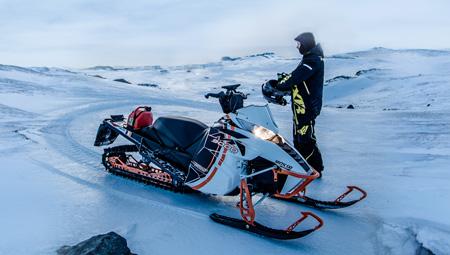 Snescooter i Island på Eyjafjallajökull-gletsjeren