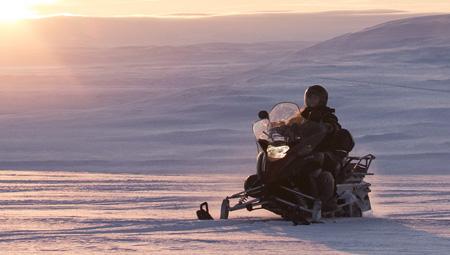 Snescooter i Island på Langjökull-gletsjeren