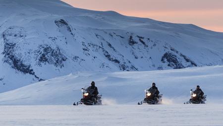 Snescooter i Island på Vatnajökull-gletsjeren