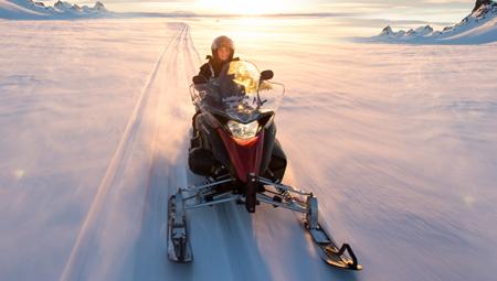 Kør på snescooter på en gletsjer i Island. En naturoplevelse blandet med spændende action