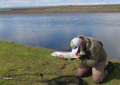 Laksefiskeri i Island med ISLANDSREJSER - Poul Erik med sit livs første laks