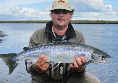 Laksefiskeri i Island med ISLANDSREJSER - Michael med en af sine mange flotte laks