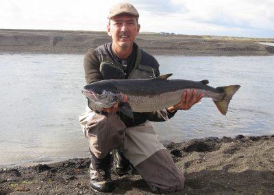 Laksefiskeri i Island med ISLANDSREJSER - Henrik (og en laks) poserer