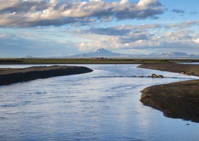 Laksefiskeri i Island med ISLANDSREJSER - Elven med Hekla i baggrunden