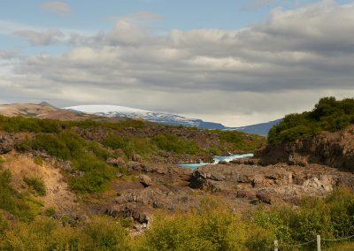 Ved Borgarfjördur kan man opleve vandfaldene Hraunfossar og her med OK gletsjeren i baggrunden