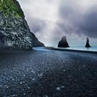 Tæt ved Dyrholaey ligger Reynisfjara med de sorte strande og de smukke basaltklipper. Her kan I også opleve søpapegøjerne.