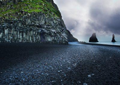 Sorte strande ved Reynisfjara med udsigt til Reynisdrangar klipperne