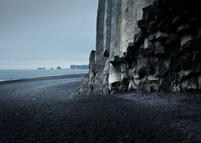 Basaltklipper ved Reynisfjara med udsigt til Dyrholaey :: foto: Lars Viberg - ISLANDSREJSER