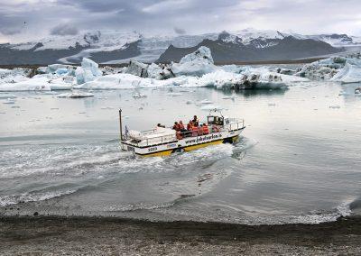 Sejltur på gletsjerlagunen Jökulsárlón kan man sejle i amfibiebåd mellem isbjergene