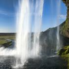 Et besøg til Skogafoss er et must - men husk også Seljalandsfoss hvor man kan gå bagom vandfaldet.