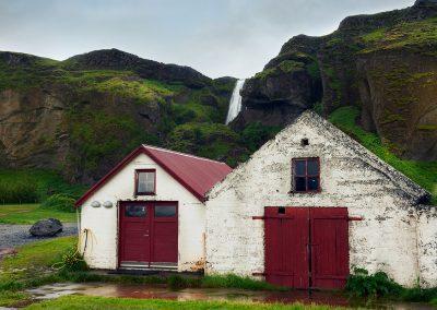Gamle små huse ses mange steder i Island - her tæt på Sejlandsfoss