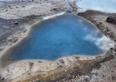 Smukke farver i vandet ved Geysir geotermiske område